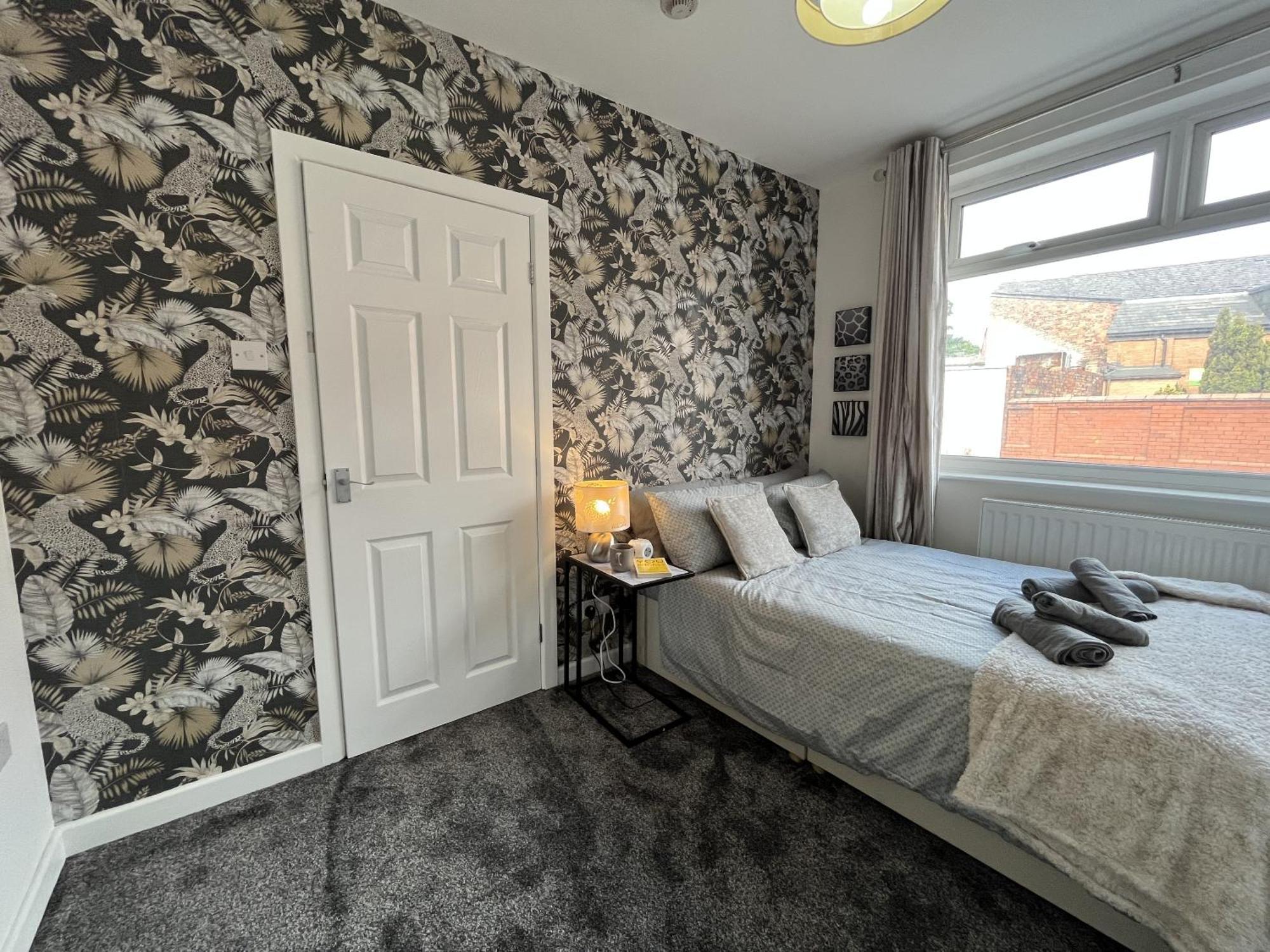 Modernised Central Wigan Townhouse Sleeps Up To 6 Exterior foto