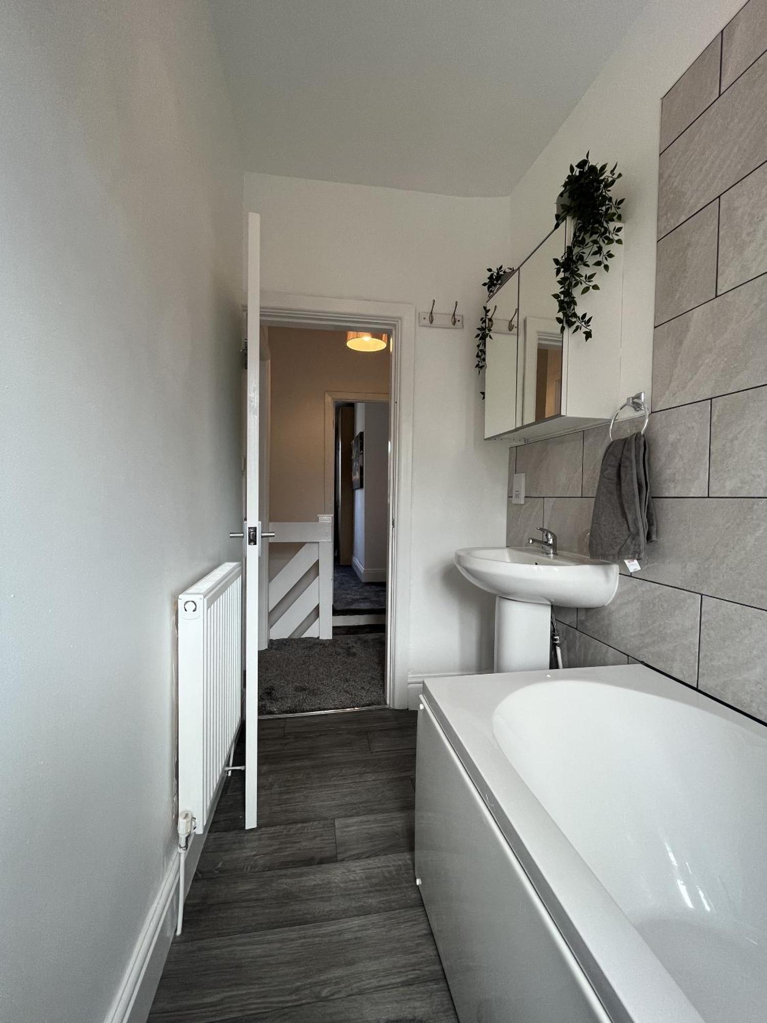Modernised Central Wigan Townhouse Sleeps Up To 6 Exterior foto